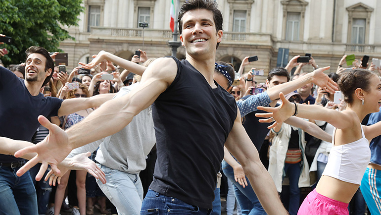 Roberto Bolle ed i Flash Mob di “Fame” e “Ondance”