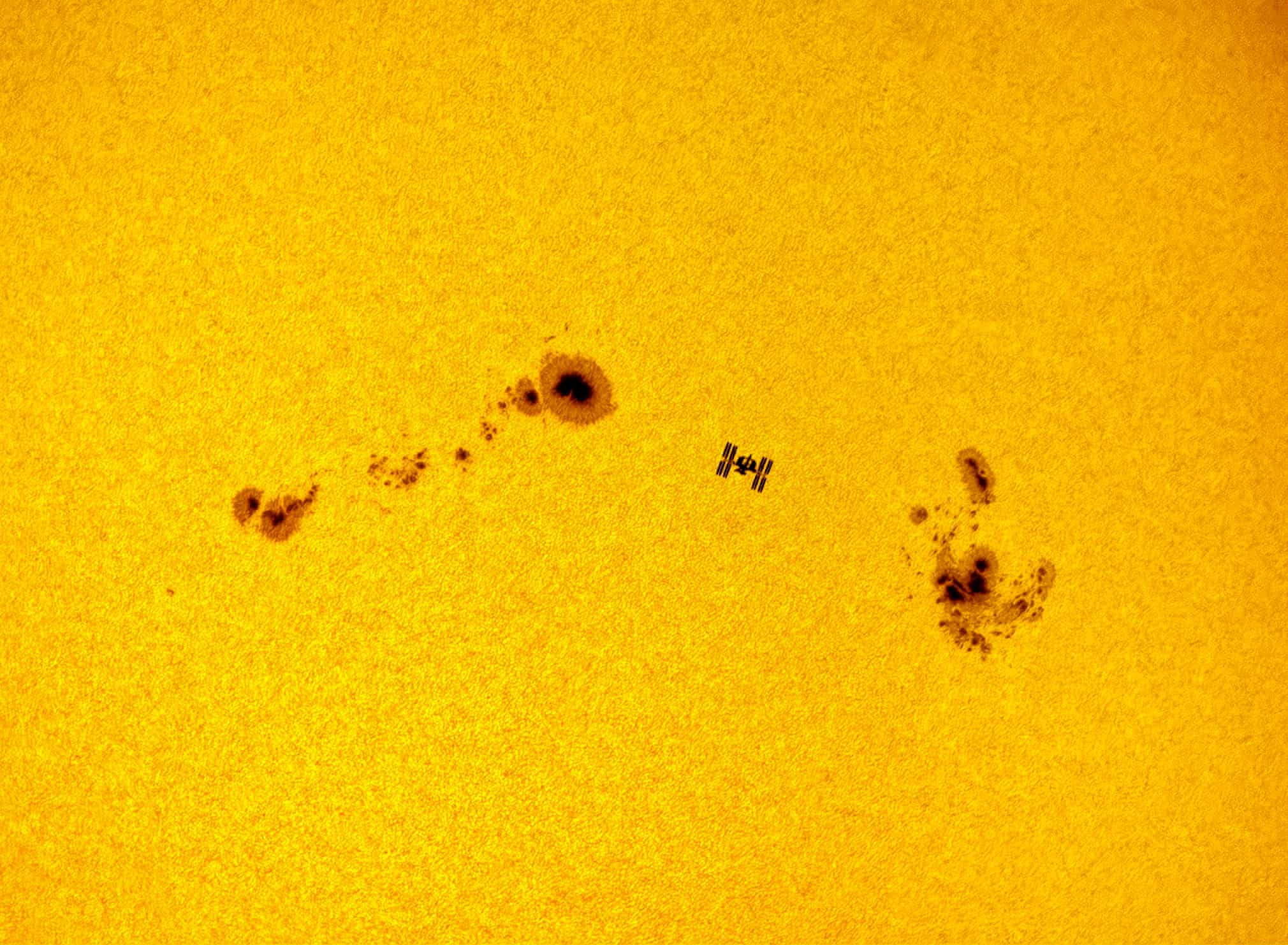 Astrofotografia: la stazione spaziale e le macchie solari di Dani Caxete