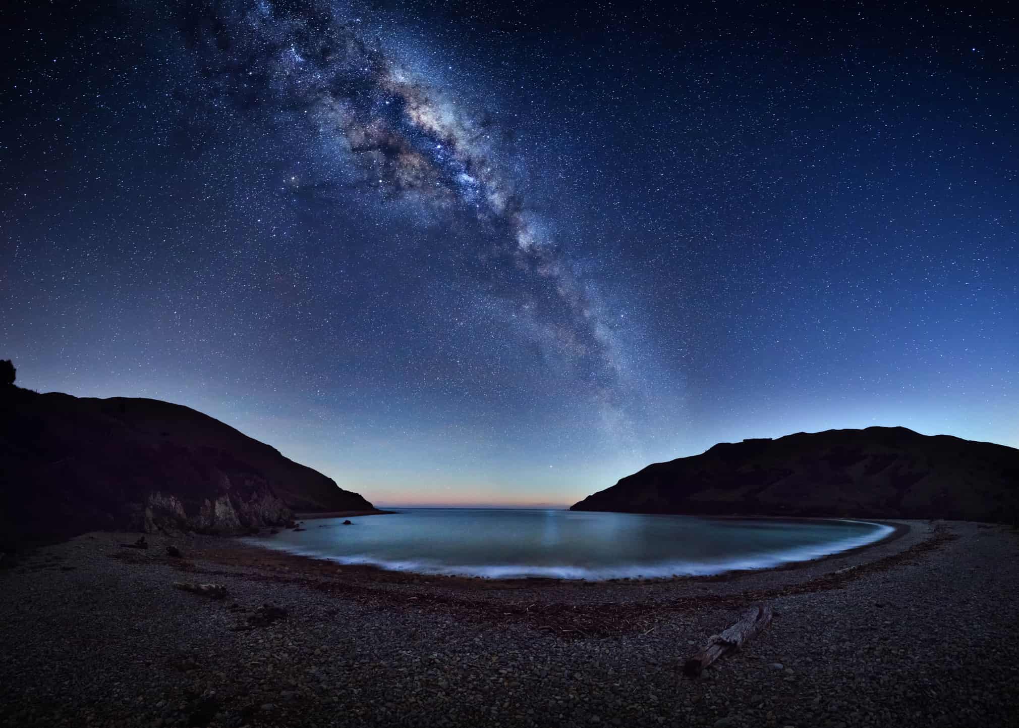Fotografia Astronomica di Mark Gee: la via Lattea ripresa da una baia neozelandese.