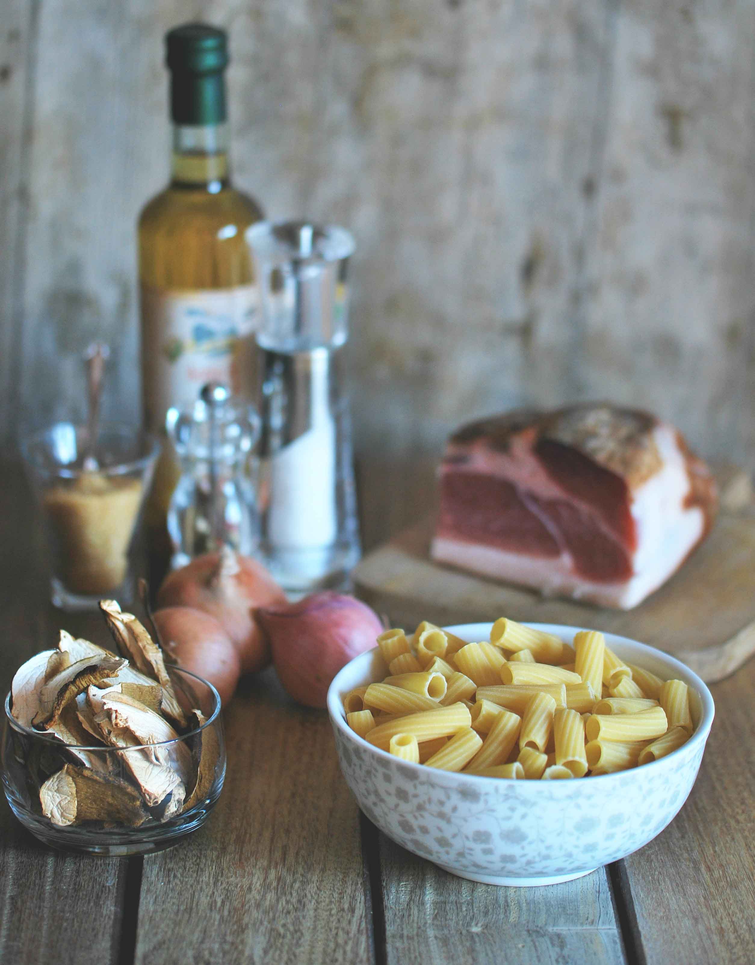 gli ingredienti di questa ricetta One Pot Pasta: cipolle, speck e funghi