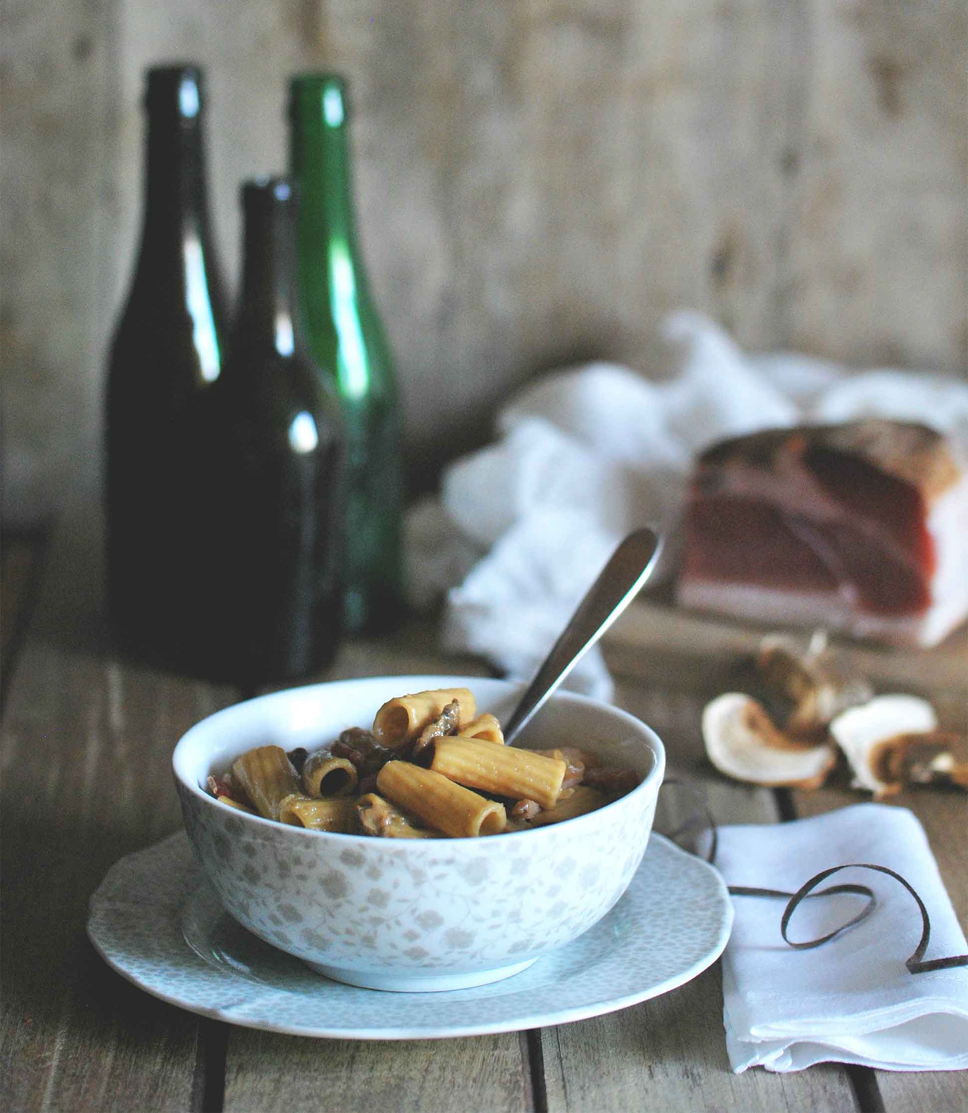 La food blogger Elena Levati prepara la One Pot Pasta con cipolle, speck e funghi, usando solo una padella.