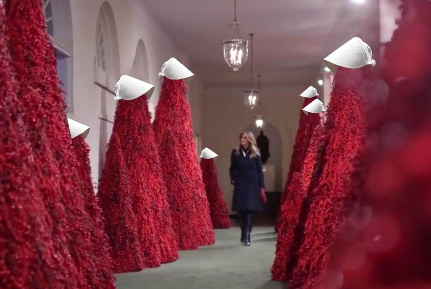 Gli alberi di Natale rossi della Casa Bianca ricordano "The Handmaid's Tale"