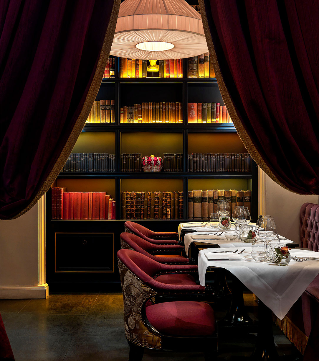 Casa Coppelle è un ristorante che premia le buone maniere a tavola offrendo rose a chi non usa lo smartphone
