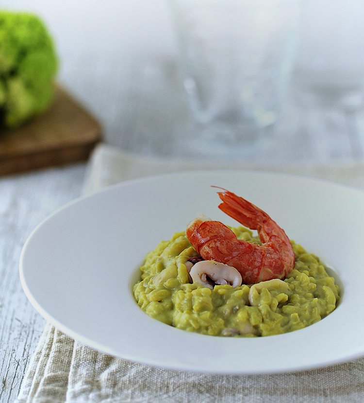 Presentazione del risotto con cavolfiore, calamari e gamberi cotto in pentola a pressione