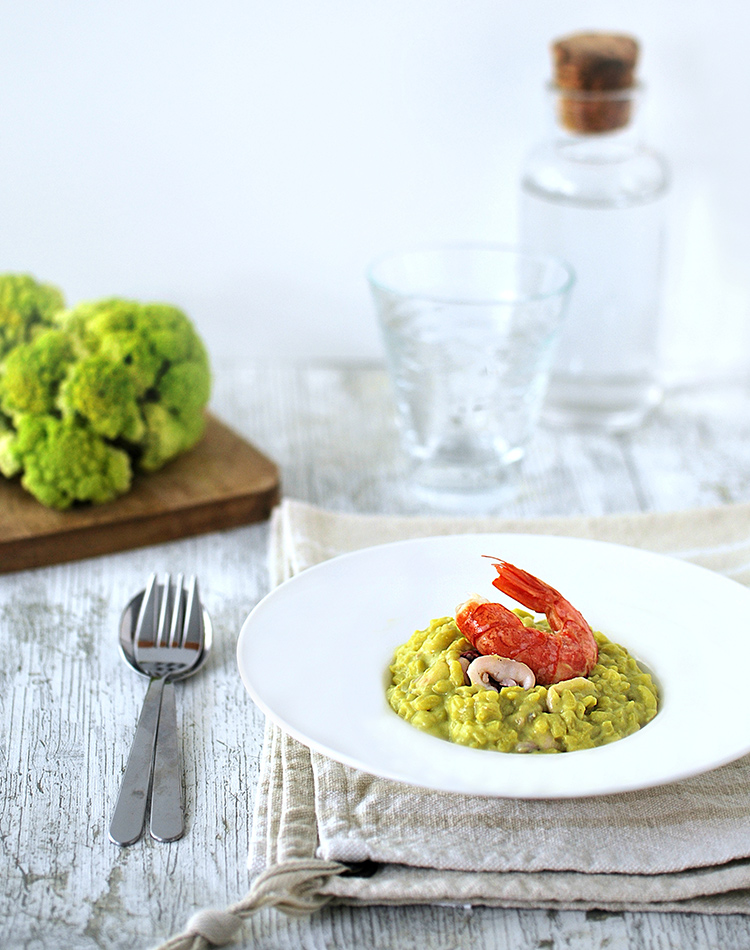 Presentazione del risotto con cavolfiore, calamari e gamberi cotto in pentola a pressione