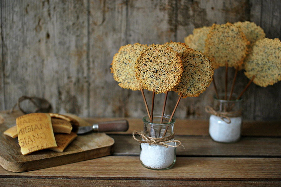 Lecca-lecca creati riutilizzando le croste di parmigiano cotte al forno