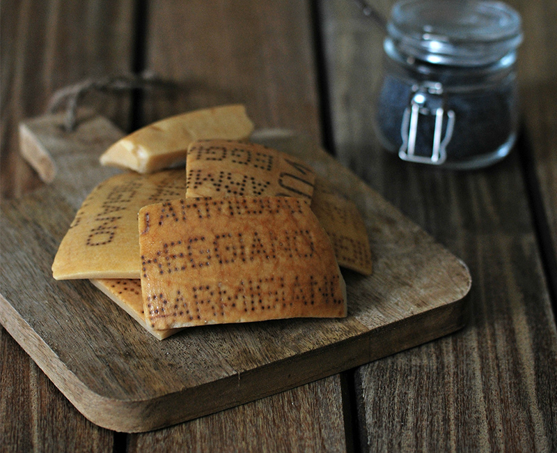 Gli ingredienti per cucinare le croste di parmigiano, trasformandole in sfiziosi lecca lecca