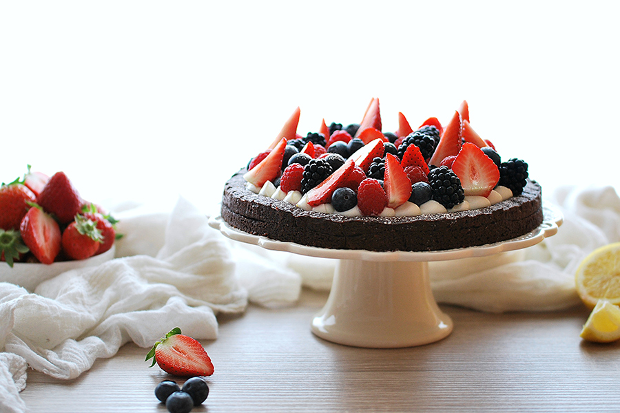 La torta ricotta e frutti di bosco pronta per essere gustata