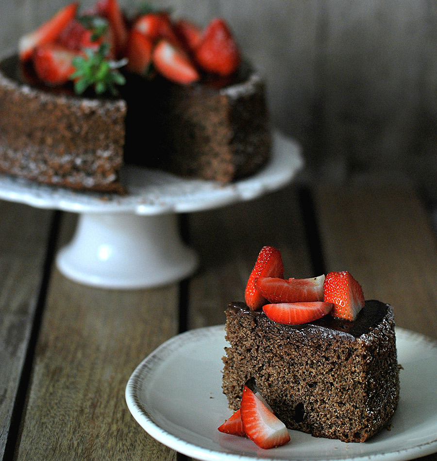 Fetta di torta di fragole e cioccolato preparata con cottura a bagnomaria