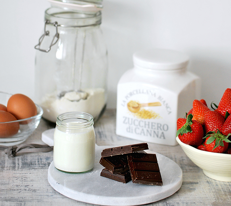 Ingredienti della torta con ricotta fragole e cioccolato