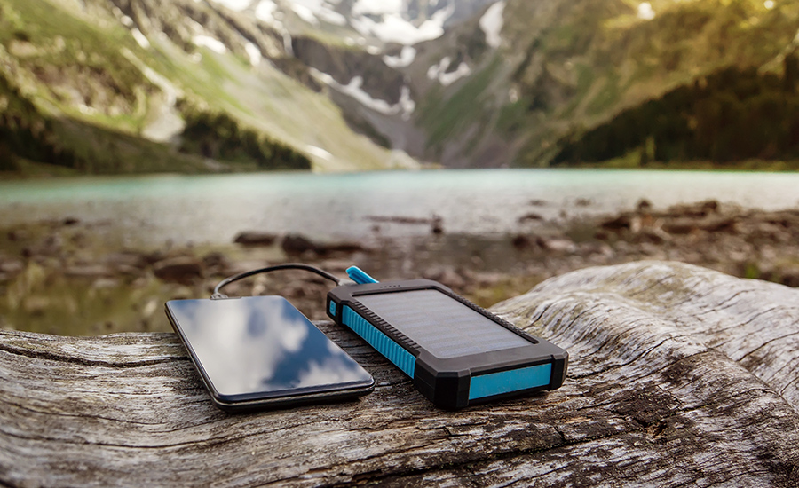 Power bank solare: uno dei gadget per i viaggiatiori geek