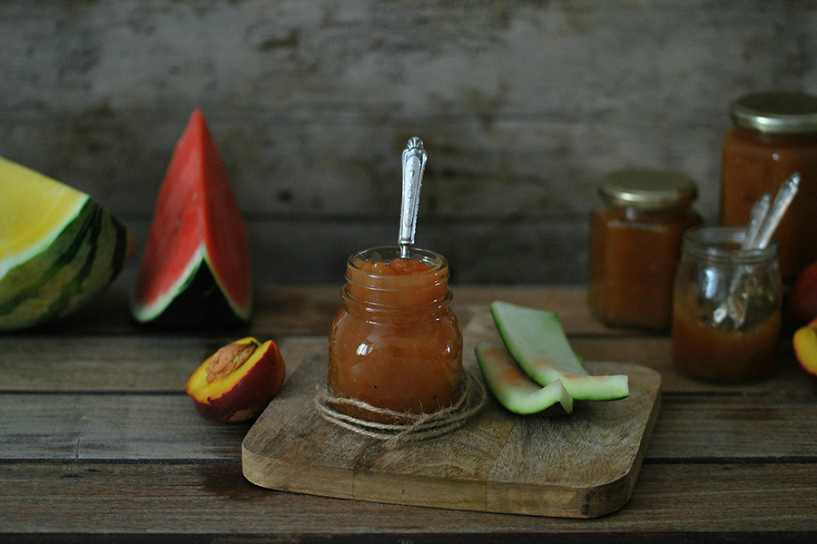 La marmellata con le bucce di anguria e pesche pronta da servire