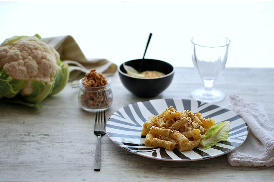 Pasta condita con un pesto alternativo: la variante con cavolfiore e noci