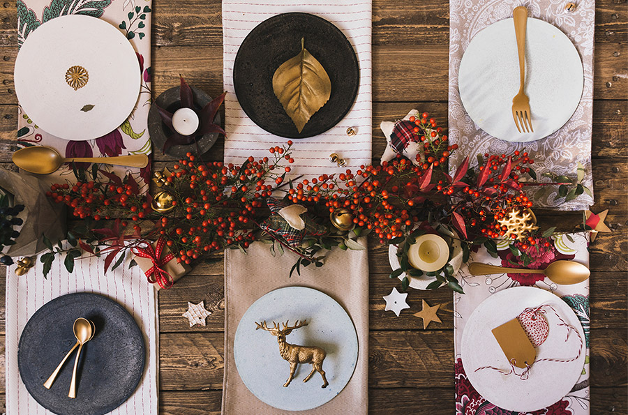 Tavola di Natale allestita con decorazioni green