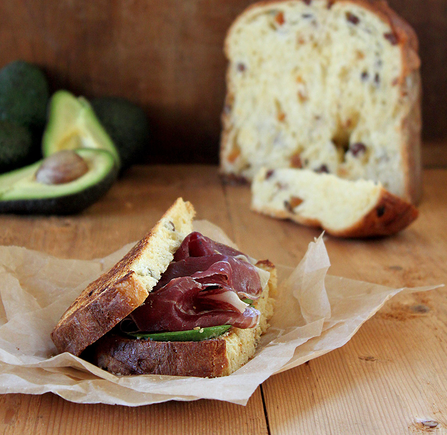 Avocado Toast con prosciutto: la ricetta preparata con il panettone avanzato