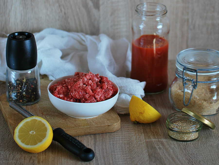 Gli ingredienti per le polpette di carne al sugo