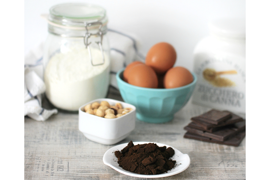Cioccolato fondente, nocciole, fondi di caffè e gli altri ingredienti