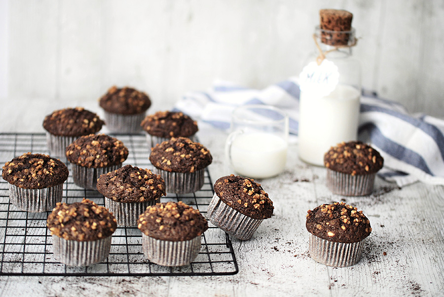 Muffin con nocciole, cioccolato e fondi di caffè pronti