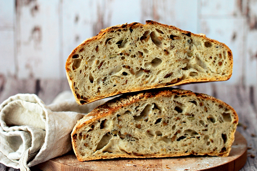 Pane senza impasto ai semi pronto per essere servito