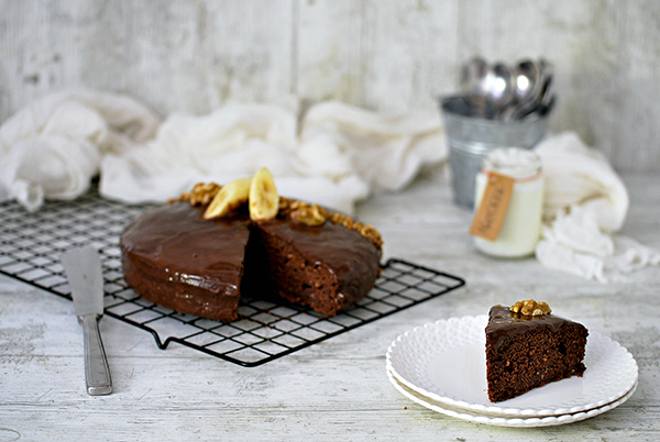 Torta al cioccolato, banane e noci pronta per essere servita