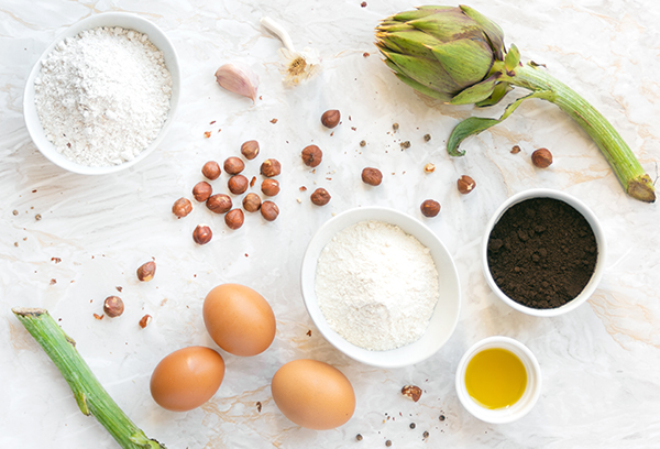 Gli ingredienti per preparare le pappardelle ai carciofi, caffè e nocciole croccanti