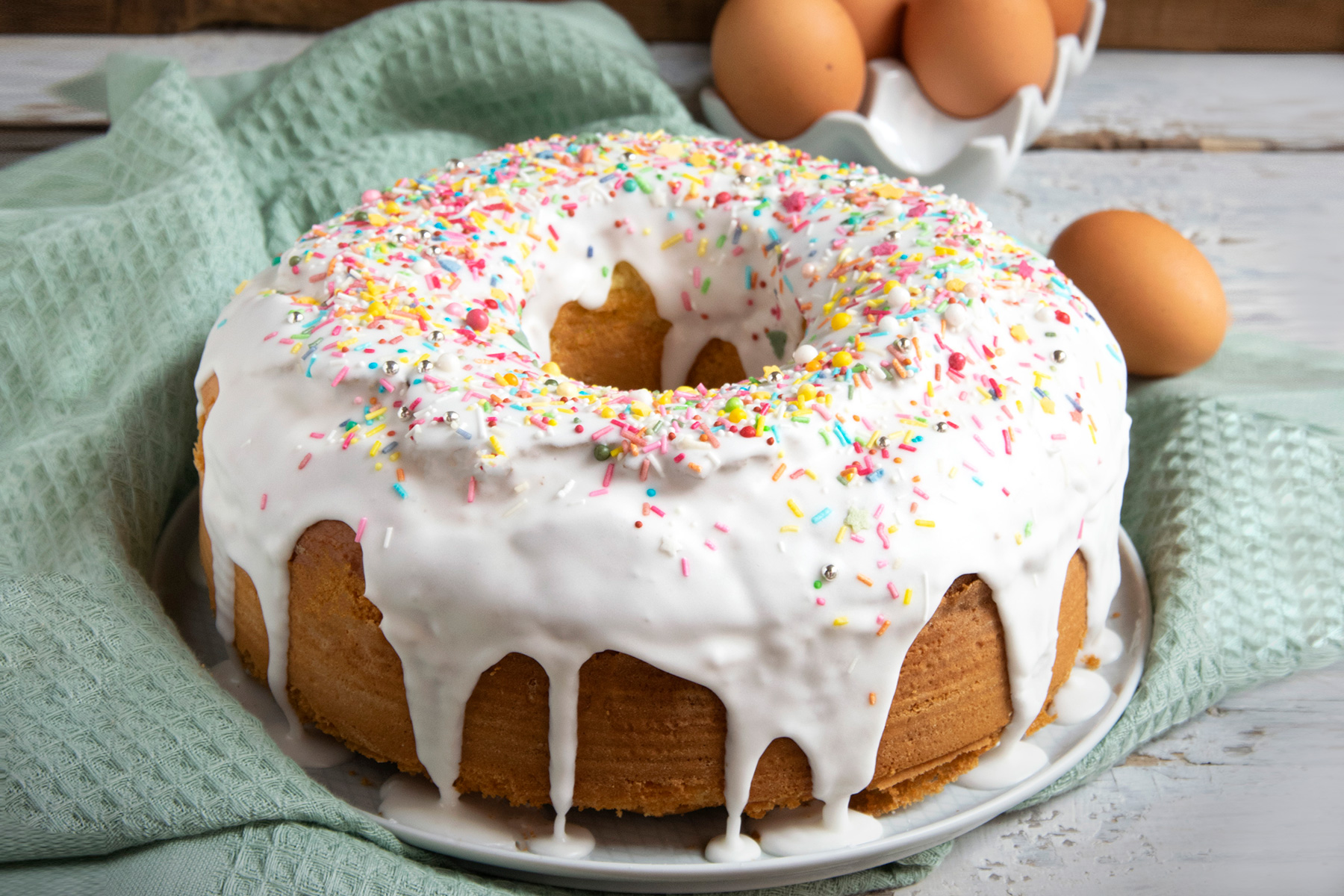 Soffice ciambellone al limone decorato con glassa di zucchero