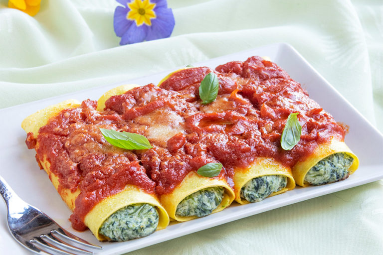 cannelloni ricotta e spinaci al sugo pronti