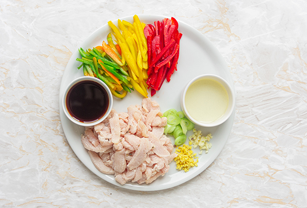 pollo e verdure pronti per la cottura stir fry