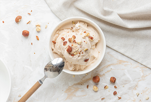 gelato alla nocciola fatto in casa senza uova e con latte condensato