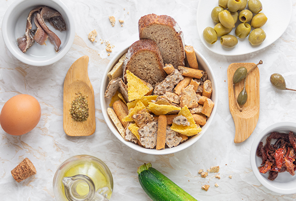 Pane grattugiato, crackers, grissini sbriciolati, un uovo, capperi, acciughe e pomodorini sono gli ingredienti per creare gli spiedini di polpette al forno