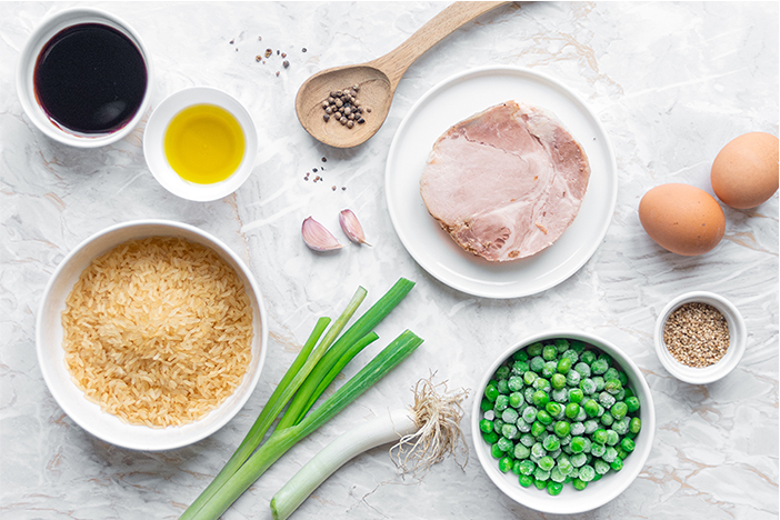 Gli ingredienti per preparare il riso saltato cinese