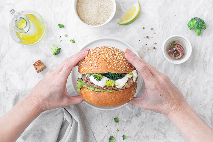 Burger di fagioli rossi con broccoli e acciughe.