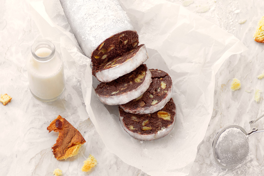 Salame di cioccolato senza uova, preparato con panettone.